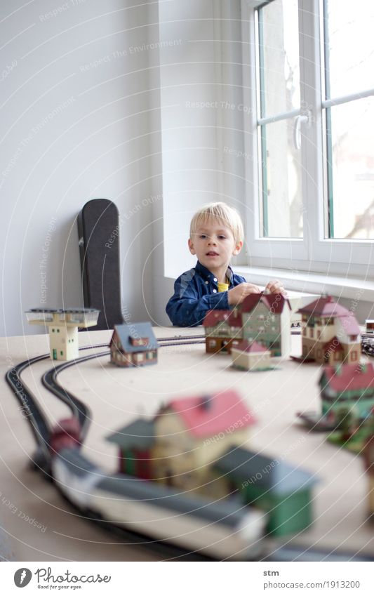 Play with the model railway Child Toddler Boy (child) Infancy Life 1 Human being 1 - 3 years 3 - 8 years Village House (Residential Structure) Train station