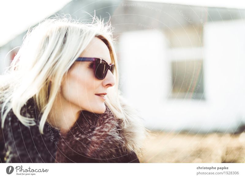 Sideview Feminine Young woman Youth (Young adults) Woman Adults 1 Human being 18 - 30 years 30 - 45 years Sunglasses Blonde Cool (slang) Hip & trendy Beautiful