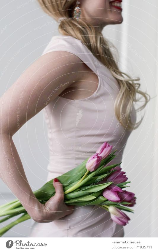 Spring_05 Feminine Young woman Youth (Young adults) Woman Adults 1 Human being 18 - 30 years 30 - 45 years Flower Bouquet Tulip Pink Pastel tone Blonde Braids