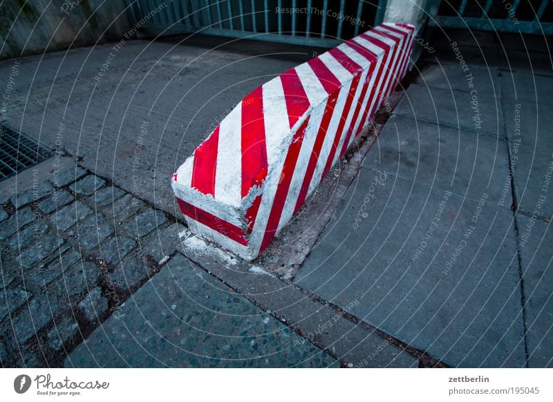 Red/White Bollard Highway ramp (entrance) Border Signs and labeling Traffic lane Lane markings Sidewalk Stumble Colour Dye Fresh Painting (action, work)