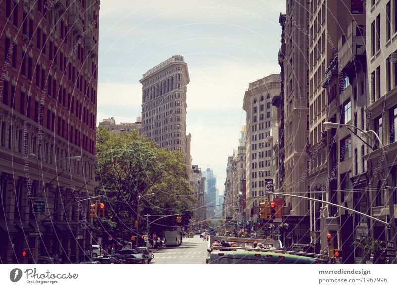 Flatiron Building Downtown House (Residential Structure) High-rise Hip & trendy Tall New York City Americas Road traffic Bus Traffic light Colour photo