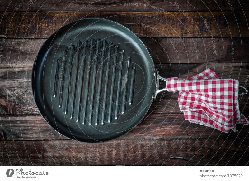empty pan grill on a wooden surface Crockery Pan Design Table Kitchen Cook Cloth Wood Metal Above Clean Brown Black tableware Tablecloth Vantage point iron