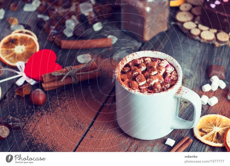 Drink hot chocolate with marshmallows Fruit Dessert Candy Herbs and spices Breakfast Beverage Drinking Hot drink Hot Chocolate Coffee Cup Mug Winter Table Wood