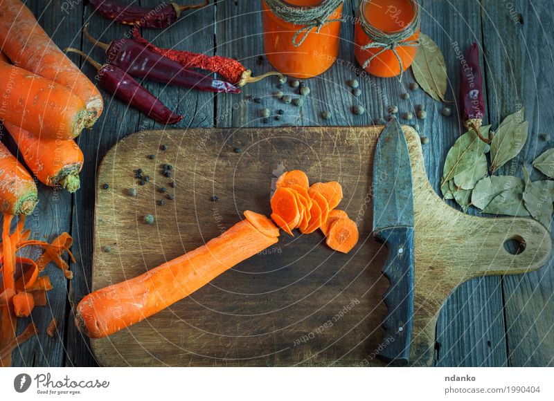 Sliced carrot to prepare juice Food Vegetable Herbs and spices Nutrition Vegetarian diet Diet Beverage Cold drink Juice Glass Knives Table Wood Old Eating