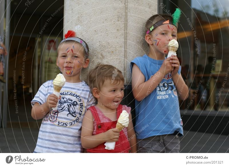 Three children with make-up eat an ice cream Human being Masculine Child Toddler girl Boy (child) Brothers and sisters Sister Infancy 3 Group of children