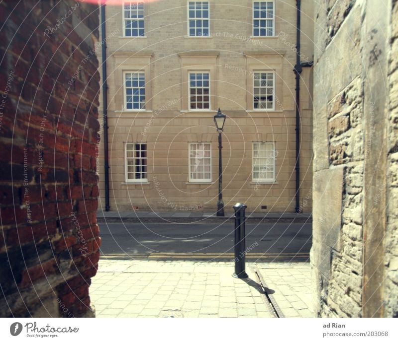he must come through this hollow alley! Elegant Living or residing Oxford Old town Deserted House (Residential Structure) Manmade structures Building