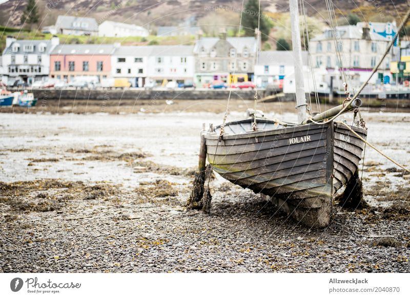 Boat at low tide tarred Scotland Fishing village Port City Navigation Sailboat Watercraft Harbour Dirty Maritime Brown Loneliness Serene Stagnating Drop anchor
