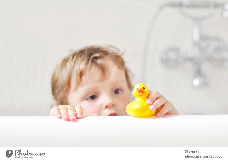 bath Personal hygiene Skin Face Bathtub Bathroom Child Toddler Infancy Head Hand 1 Human being 1 - 3 years Swimming & Bathing To talk Sit Playing Natural