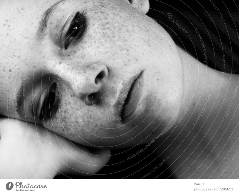 submerged Human being Feminine Young woman Youth (Young adults) Head 1 Think Dream pretty Uniqueness naturally Calm Freckles Smooth Thought Desire Sadness