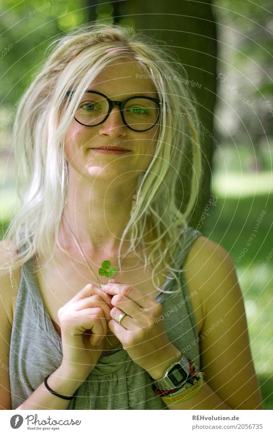 Jule | 4-leaf cloverleaf Human being Young woman Youth (Young adults) Woman Adults Hair and hairstyles Face 1 18 - 30 years Nature Tree Garden Park Eyeglasses