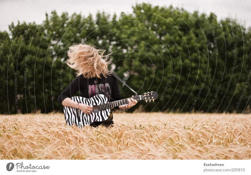 rock Joy Guitarist Play guitar Human being Young woman Youth (Young adults) Hair and hairstyles 1 Music Summer Agricultural crop Field Blonde Movement