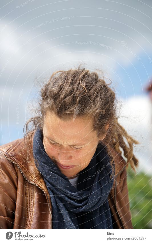 AST 10 l .) Feminine Woman Adults Life Human being 30 - 45 years Jacket Scarf Dreadlocks Observe Discover Looking Wait Contentment Optimism Peaceful Attentive