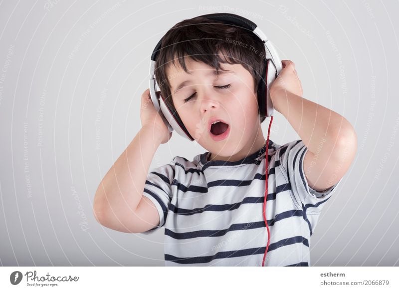 Child with headphones, listening to music Leisure and hobbies Party Event Music Headset MP3 player Radio (device) Human being Masculine Toddler Boy (child)