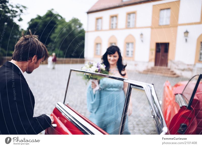 Love is in the air (03) Woman Adults Man 2 Human being 30 - 45 years Stay Get in Gentleman Car door Wedding couple Married couple Vintage car Red Bride