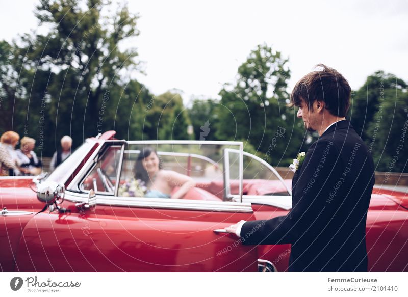 Love is in the air (25) Masculine Feminine Woman Adults Man Human being 18 - 30 years Youth (Young adults) 30 - 45 years Happy Get in Vintage car Wedding