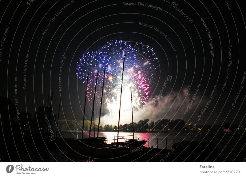 Fireworks on the occasion of the 300th Elements Water Lakeside Dark Firecracker Illuminate Sky Harbour Watercraft Mast Point of light Exhaust gas Bright Black