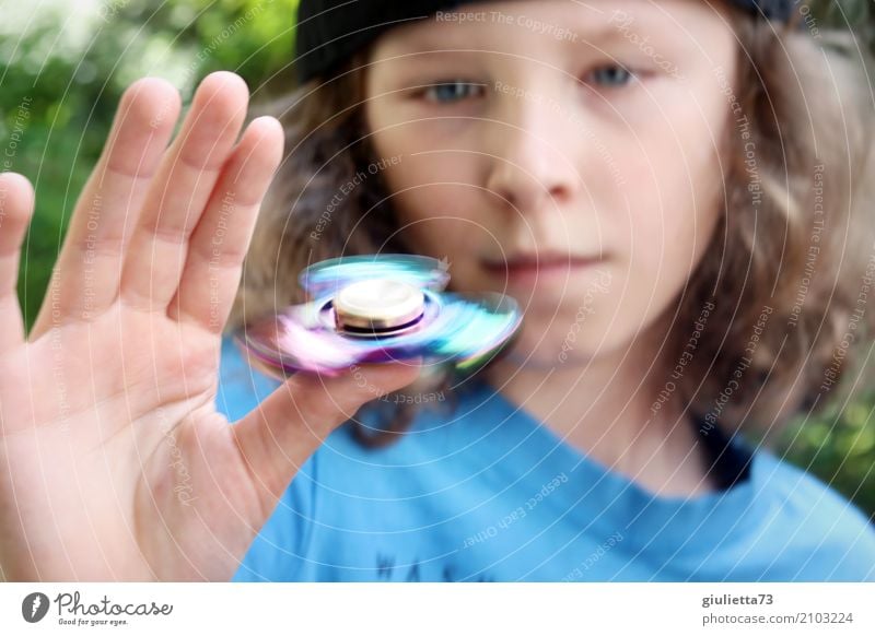 Tempo Fidget Spinner Hype fidget spinner Child Boy (child) Hand Fingers 1 Human being 8 - 13 years Infancy Cap Long-haired Curl Movement Rotate Relaxation