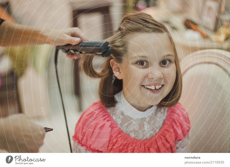 Children's hairdresser Joy Work and employment Profession Hairdresser Girl Hair and hairstyles 3 - 8 years Infancy 8 - 13 years Blonde To enjoy Smiling