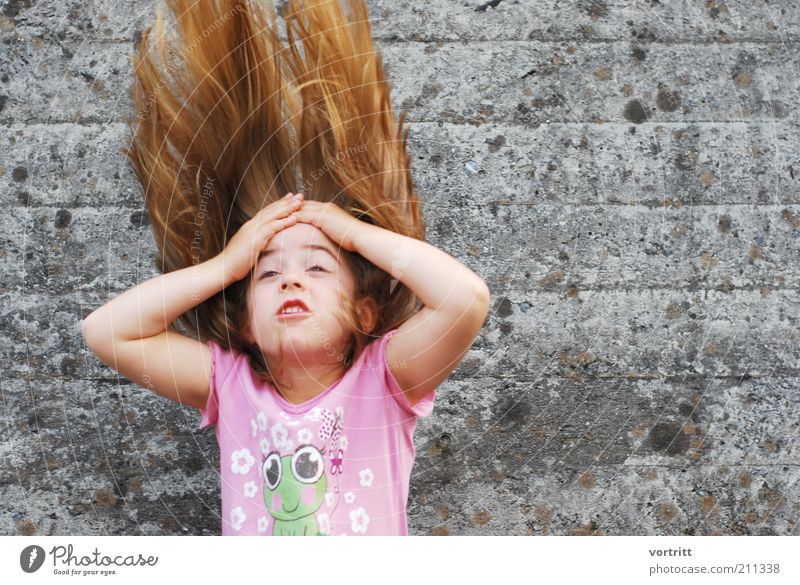 Fire and Flame Hair and hairstyles Child 1 Human being 3 - 8 years Infancy Wall (barrier) Wall (building) T-shirt Blonde Movement Fantastic Crazy Gray Pink