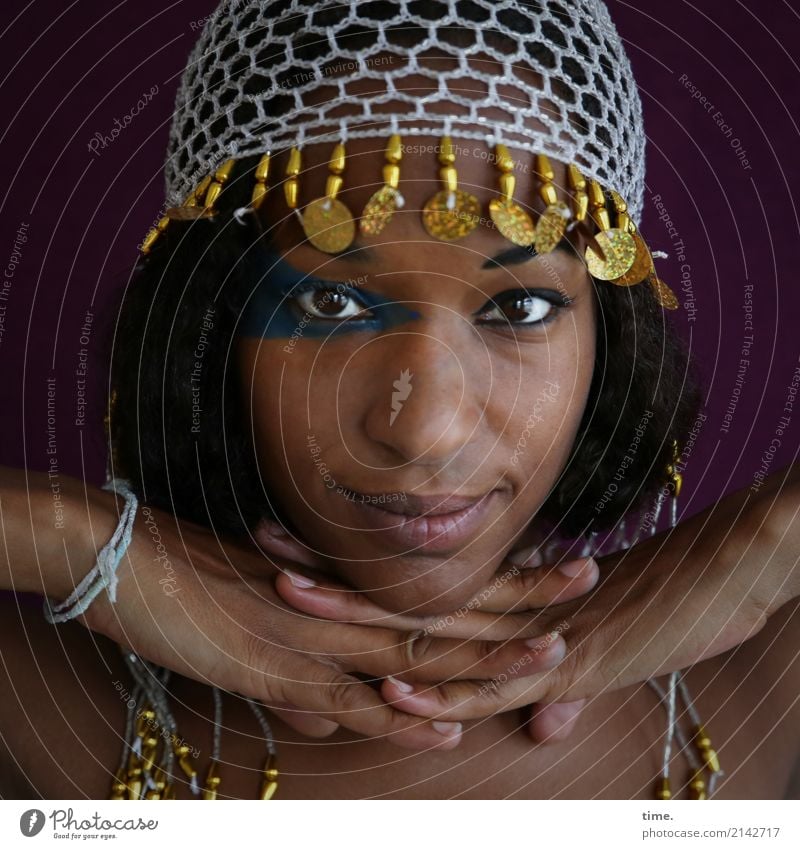 Woman with pearl cap Make-up Feminine Adults 1 Human being Jewellery Black-haired Observe To hold on Smiling Looking Friendliness pretty Contentment