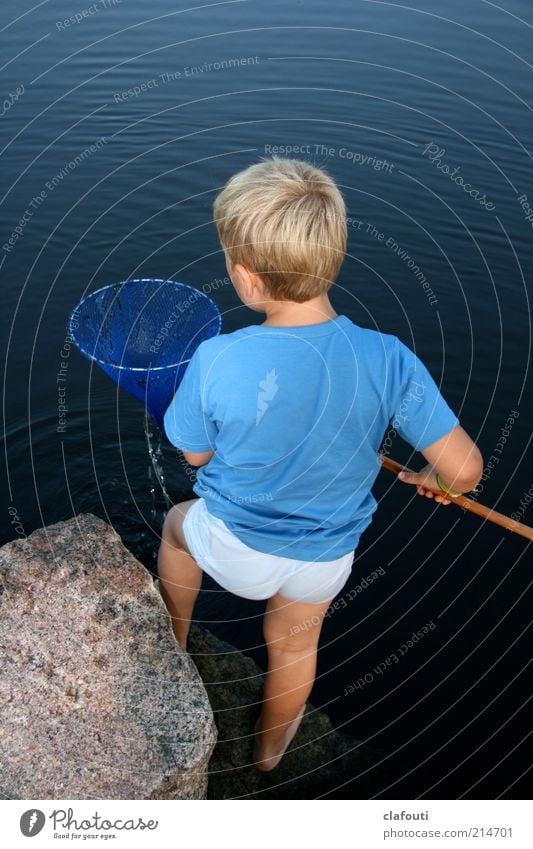 King of the Fishermen Playing Fishing (Angle) Masculine Child Infancy 1 Human being 3 - 8 years Water Ocean T-shirt Landing net Blue Happy Passion Serene Calm