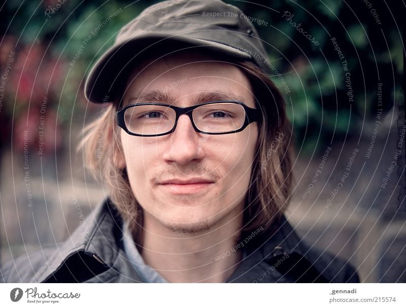 Look me in the eye, baby! Lifestyle Human being Masculine Young man Youth (Young adults) Head Face 1 18 - 30 years Adults Eyeglasses Baseball cap Brunette