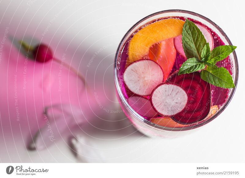 Vitamin water with radish, beetroot, nectarine and mint Beverage Fruit Herbs and spices Mint Radish Red beet Nectarine Ice cube Organic produce Vegetarian diet