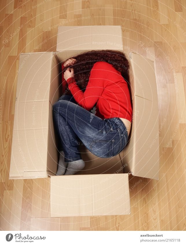 Girl in a moving box Lifestyle Living or residing Flat (apartment) Moving (to change residence) Human being Feminine Young woman Youth (Young adults) Woman