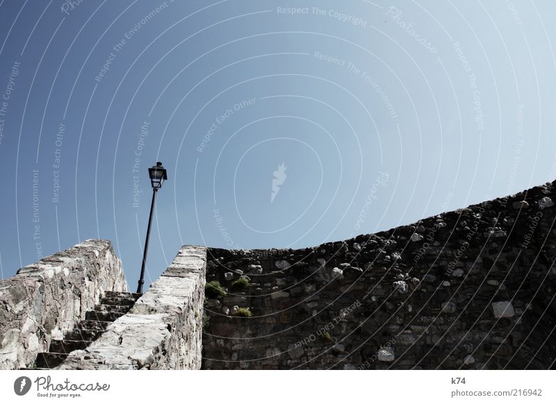 escaleras y farola Sky Cloudless sky Bridge Manmade structures Wall (barrier) Wall (building) Stairs Stone Old Hot Bright Historic Blue Calm Colour photo