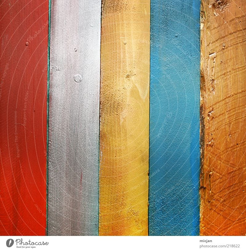 Wooden Vertical Rainbow Colour Wooden board Wooden fence Material Fence Wall (building) 5 Red White Yellow Blue Brown Gray Prismatic colors Line Parallel Direct