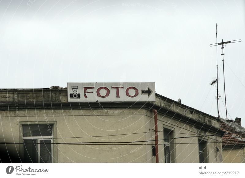 PHOTO -> Leisure and hobbies Take a photo Photographer Trade Signs and labeling Arrow Gray Transience Archaic Trend-setting Colour photo Exterior shot Deserted
