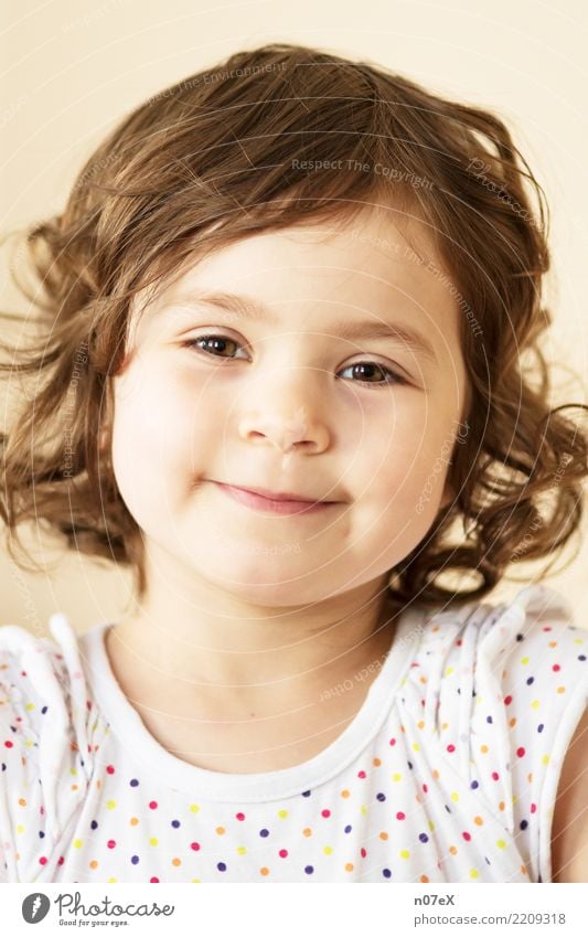 arya Human being Feminine Girl Sister 1 3 - 8 years Child Infancy Brunette Long-haired Curl Smiling Looking Illuminate Healthy Happy Beautiful Natural Brown