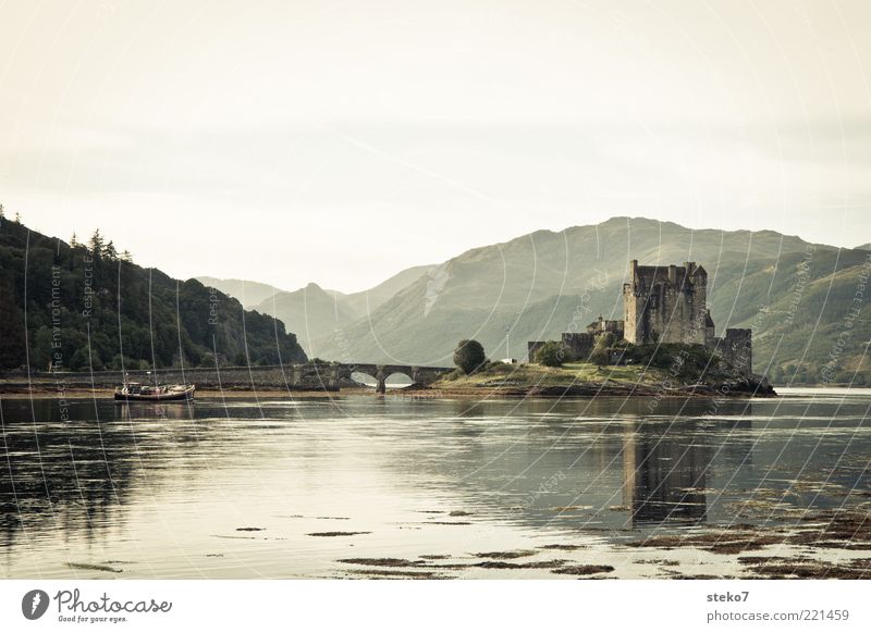 homedelivery Mountain Lakeside Island Tourist Attraction Bridge Fishing boat Idyll Calm Scotland Medieval times Highlands Eilean Donan castle Subdued colour