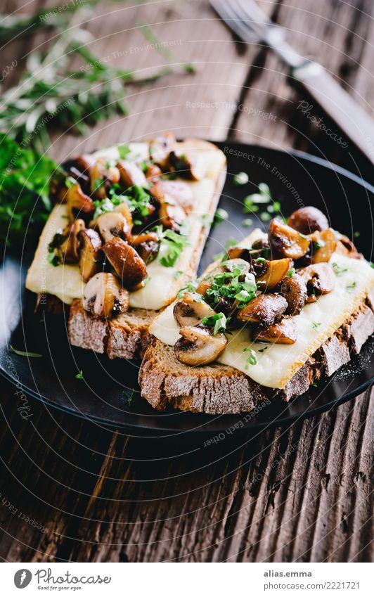 Toasted bread with raclette cheese and mushrooms Bread Healthy Eating Dish Food photograph Raclette cheese Mushroom Button mushroom Rustic Hearty Delicious