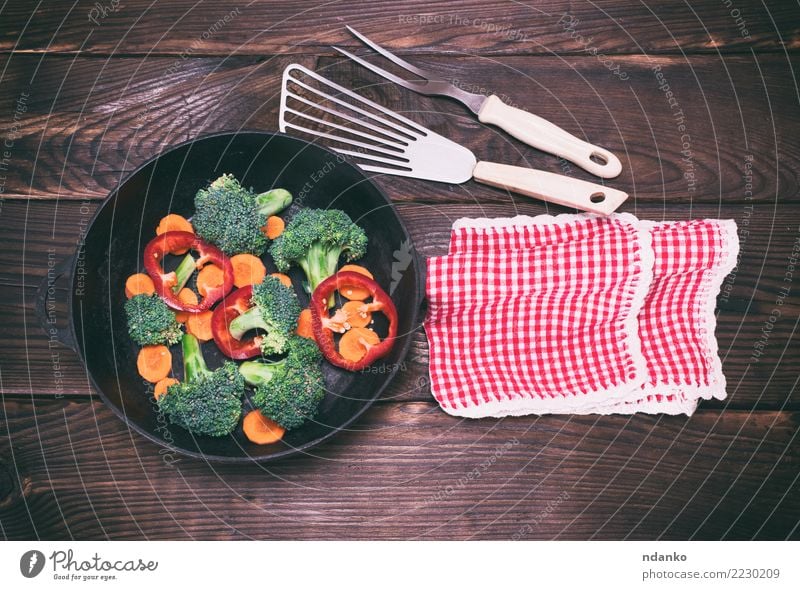 frying pan with pieces of carrots, broccoli and peppers Vegetable Nutrition Eating Vegetarian diet Diet Pan Fork Table Kitchen Nature Plant Wood Fresh Natural
