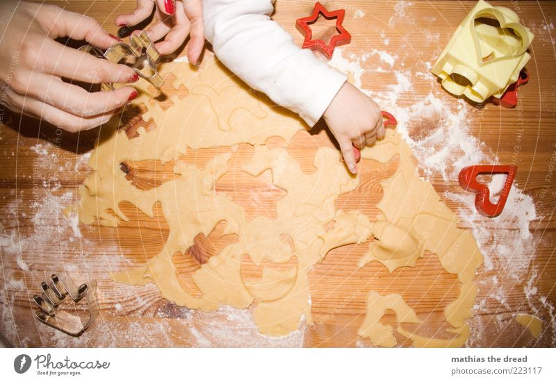 Christmas bakerEI Food Dough Baked goods Nutrition Human being Arm Hand Fingers 2 Moody Anticipation Cookie Pierce Flour Structures and shapes Star (Symbol)