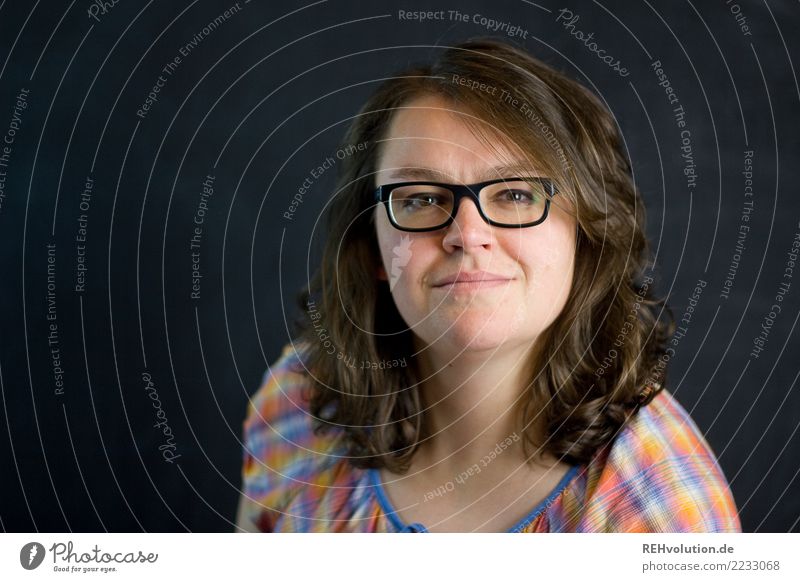 Portrait of a young woman in front of a black wall Human being Feminine Young woman Youth (Young adults) Woman Adults Face 1 30 - 45 years Eyeglasses