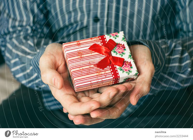 man's hands holding a gift box Shopping Happy Feasts & Celebrations Valentine's Day Mother's Day Christmas & Advent Birthday Human being Masculine Man Adults