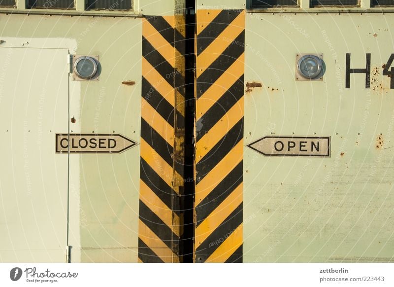 CLOSED/OPEN H 4 Gate Manmade structures Building Architecture Door Stripe Open Gap Sliding door Doubt Alternative Signs and labeling Arrow Direction