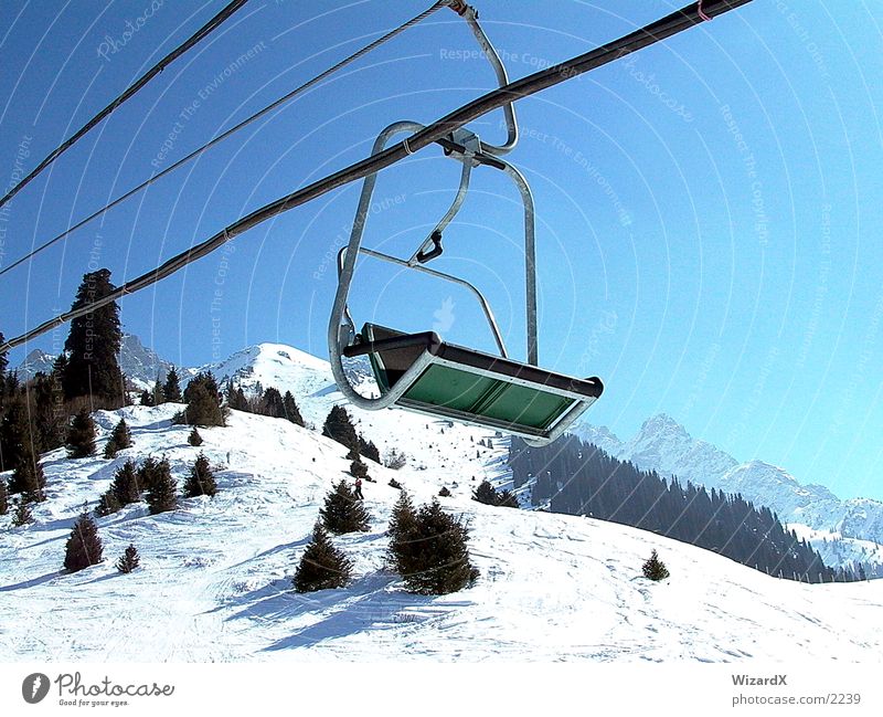 ski lift Skilift chair Fir tree Leisure and hobbies skift Mountain wintersprot Snow Sky