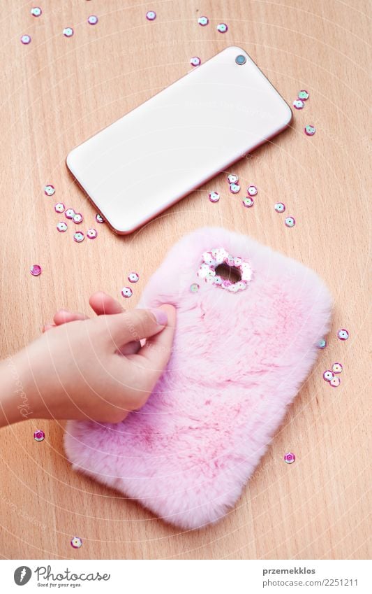 Decorating phone case with sequins following diy ideas Design Leisure and hobbies Decoration Table Craft (trade) Telephone Young woman Youth (Young adults)