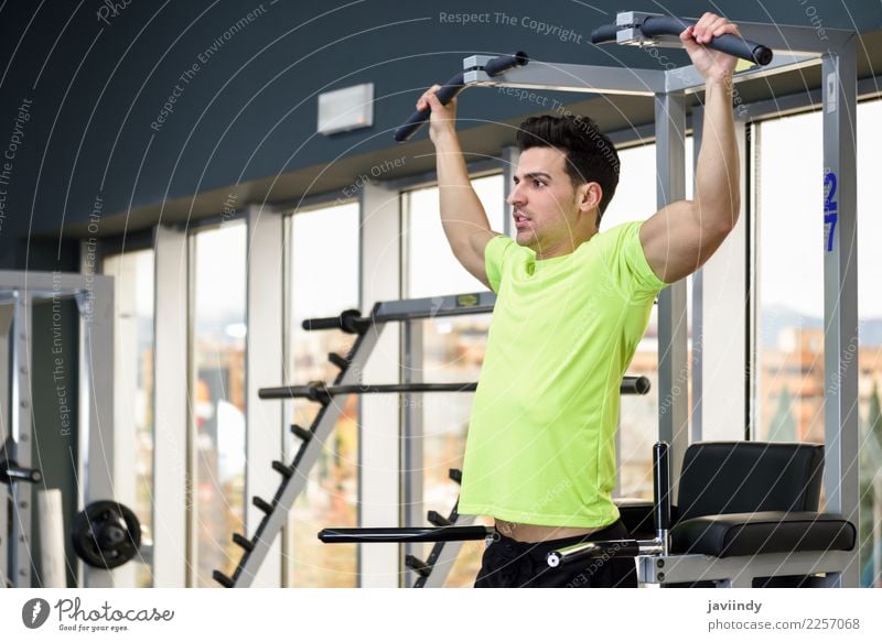 Young fit man wearing sportswear training at the gym Lifestyle Body Sports Human being Masculine Young man Youth (Young adults) Man Adults 1 18 - 30 years