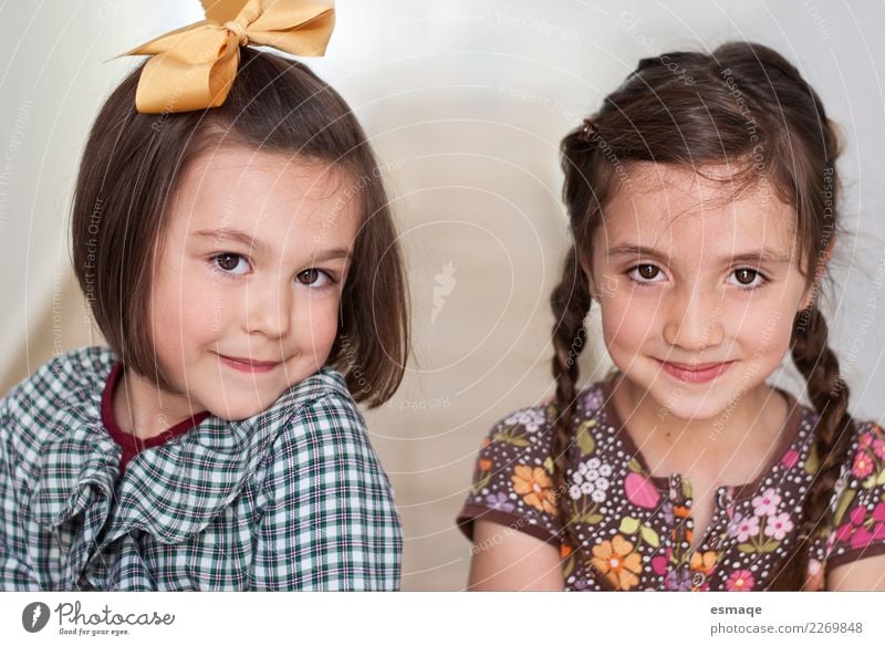Young sister Lifestyle Human being Sister Friendship Infancy 2 3 - 8 years Child Clothing Hair and hairstyles Observe Think Smiling Laughter Authentic Simple