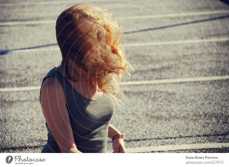 windy. Feminine Young woman Youth (Young adults) Woman Adults Chest 1 Human being 18 - 30 years Asphalt T-shirt Hair and hairstyles Blonde Long-haired