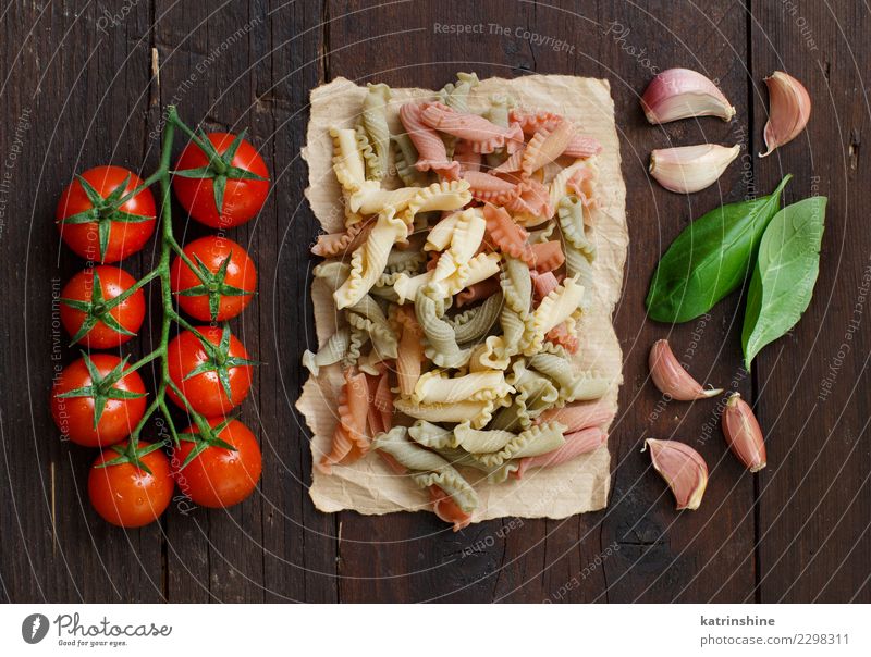 Whole wheat pasta, basil, tomatoes and garlic Vegetarian diet Diet Table Dark Fresh Brown Red Tradition cooking food health healthy Ingredients whole integrale