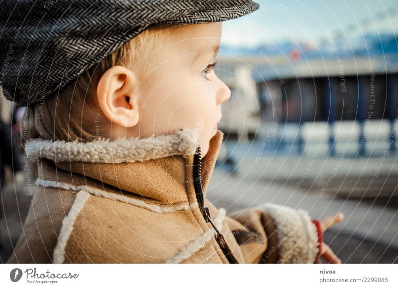 Look daa Child Human being Masculine Boy (child) Infancy Head 1 3 - 8 years Water Weather Navigation Boating trip Harbour Coat Hat Observe Discover Looking