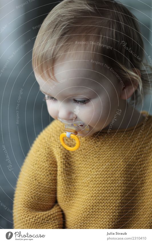 dummy Feminine Toddler Infancy 1 Human being 1 - 3 years Sweater Knitted sweater Blonde Short-haired Smiling Sit Curiosity Yellow Gray Serene Study Soother