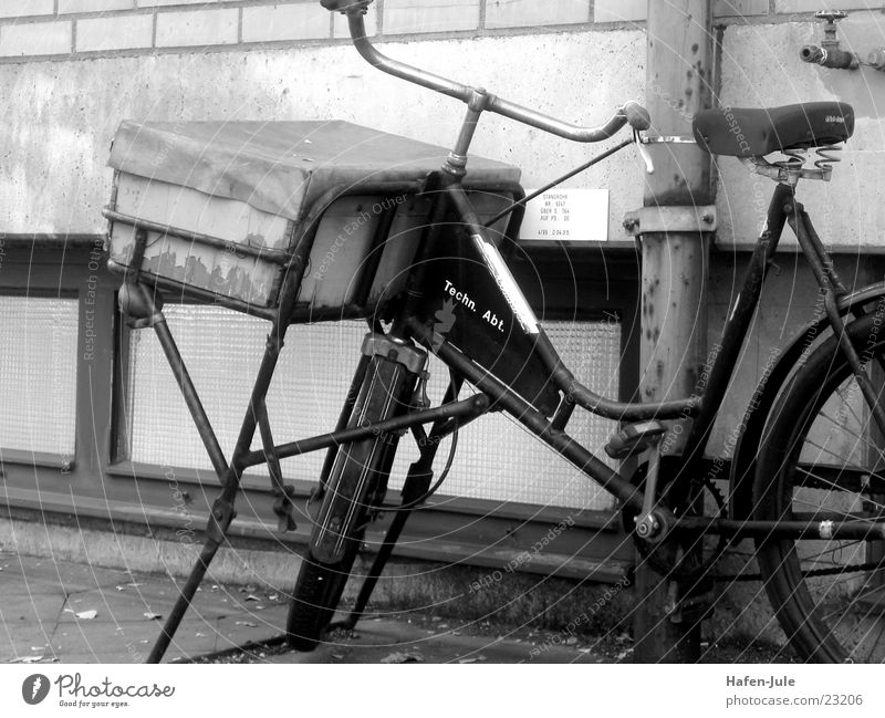 bicycle courier Bicycle Wall (building) Jack up Leisure and hobbies Old Black & white photo Logistics