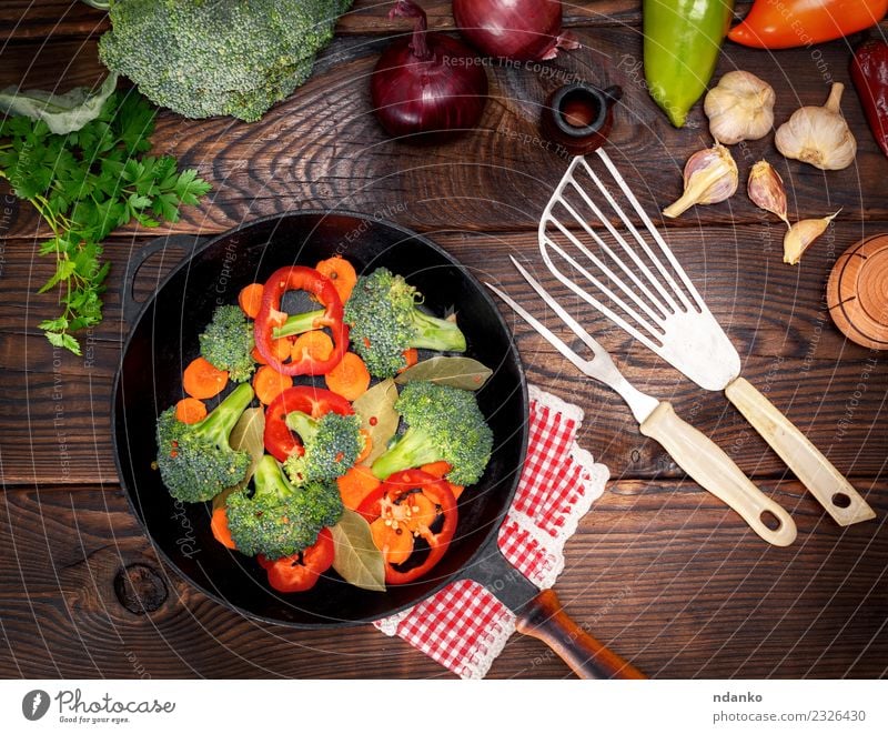 vegetables in a black round frying pan Vegetable Nutrition Eating Vegetarian diet Diet Pan Fork Table Kitchen Nature Plant Wood Fresh Natural Brown Green Red