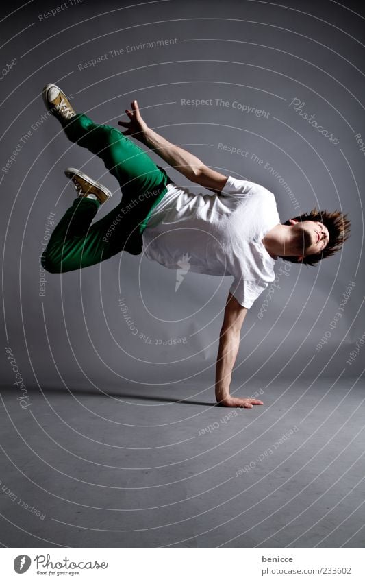 the dance Man Human being Jump Dance Dance event Breakdance Cool (slang) Studio shot Dark Movement Light Lighting Healthy Fitness Athletic Dancer
